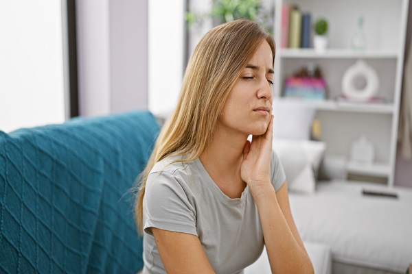 How An Emergency Dentist Treats A Swollen Jaw